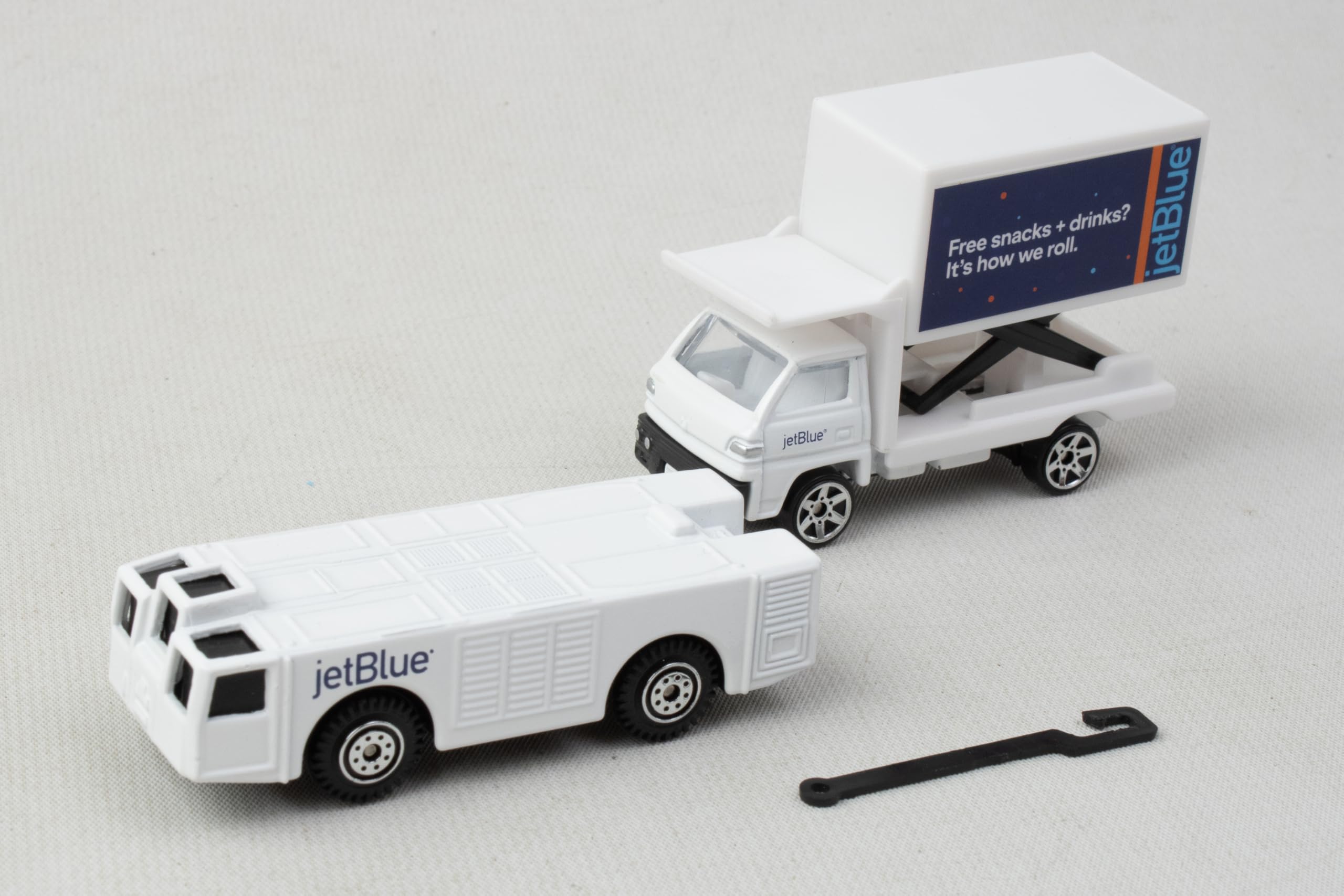 Daron 12-Piece jetBlue A321 Balloons Livery Airport Die-Cast Metal and Plastic Airplane, Vehicles, and Accessories Playset Toy and Collectible, for Age 3+ - Image 10