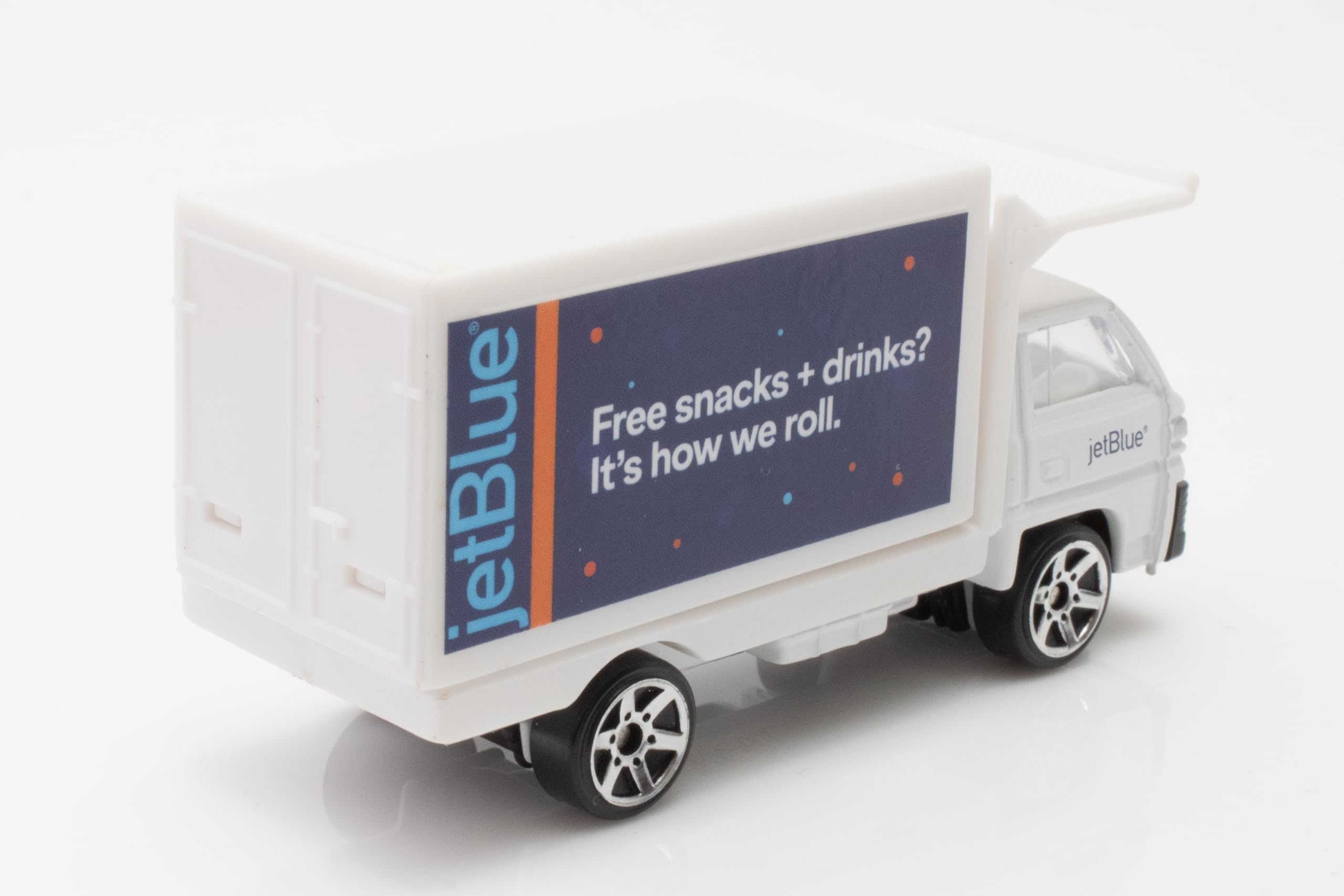 Daron 12-Piece jetBlue A321 Balloons Livery Airport Die-Cast Metal and Plastic Airplane, Vehicles, and Accessories Playset Toy and Collectible, for Age 3+ - Image 11