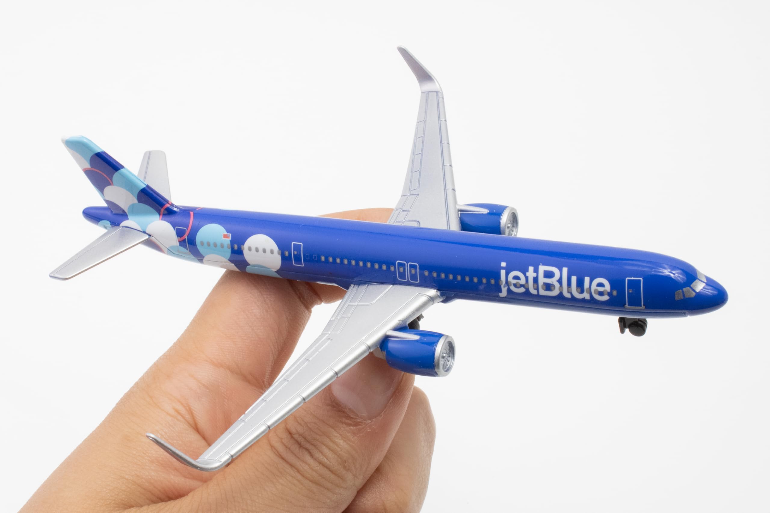 Daron 12-Piece jetBlue A321 Balloons Livery Airport Die-Cast Metal and Plastic Airplane, Vehicles, and Accessories Playset Toy and Collectible, for Age 3+ - Image 3