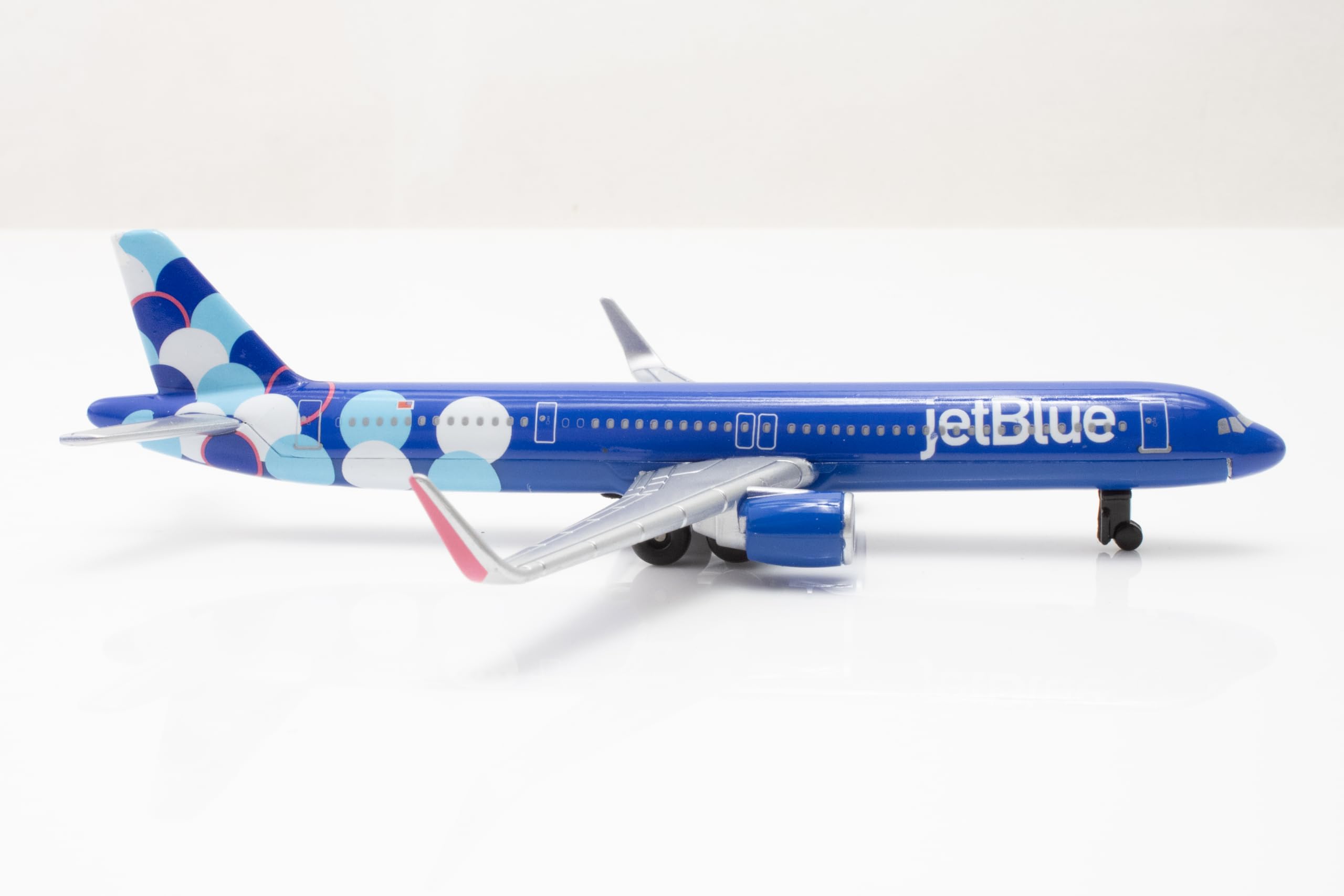 Daron 12-Piece jetBlue A321 Balloons Livery Airport Die-Cast Metal and Plastic Airplane, Vehicles, and Accessories Playset Toy and Collectible, for Age 3+ - Image 5