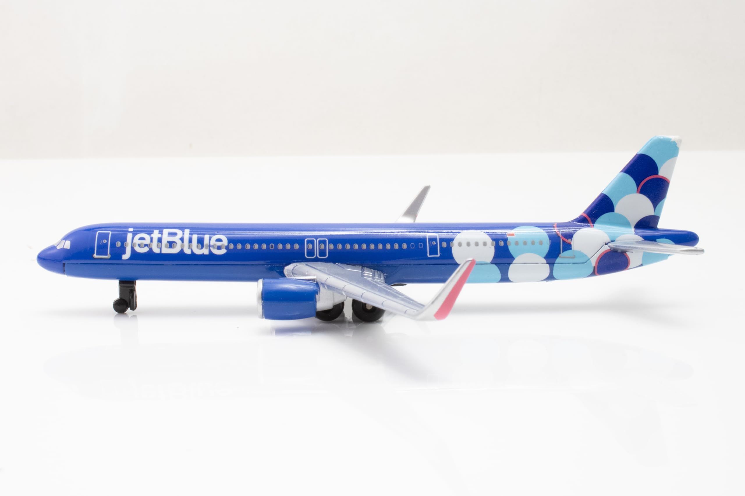 Daron 12-Piece jetBlue A321 Balloons Livery Airport Die-Cast Metal and Plastic Airplane, Vehicles, and Accessories Playset Toy and Collectible, for Age 3+ - Image 6