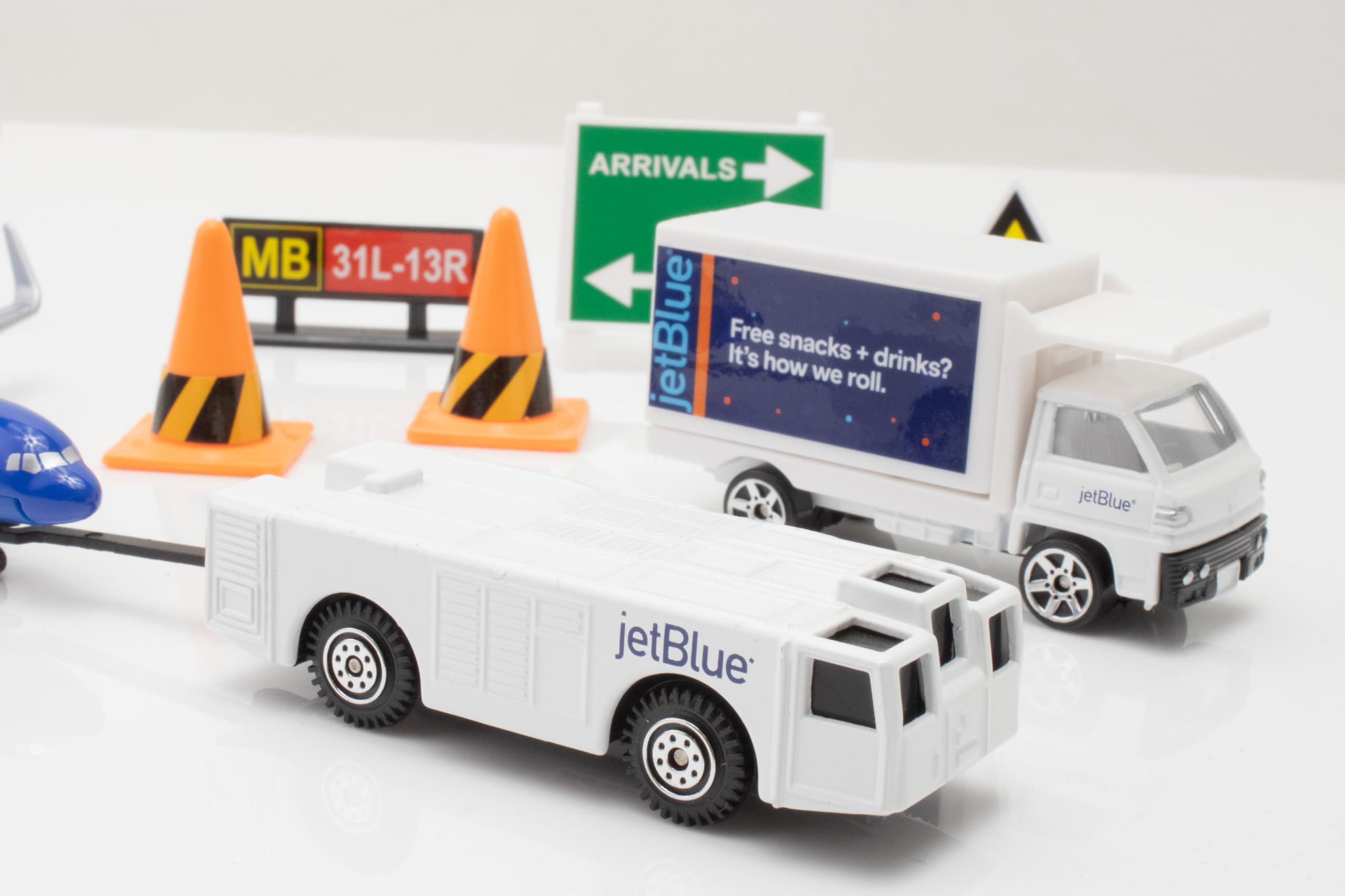 Daron 12-Piece jetBlue A321 Balloons Livery Airport Die-Cast Metal and Plastic Airplane, Vehicles, and Accessories Playset Toy and Collectible, for Age 3+ - Image 7