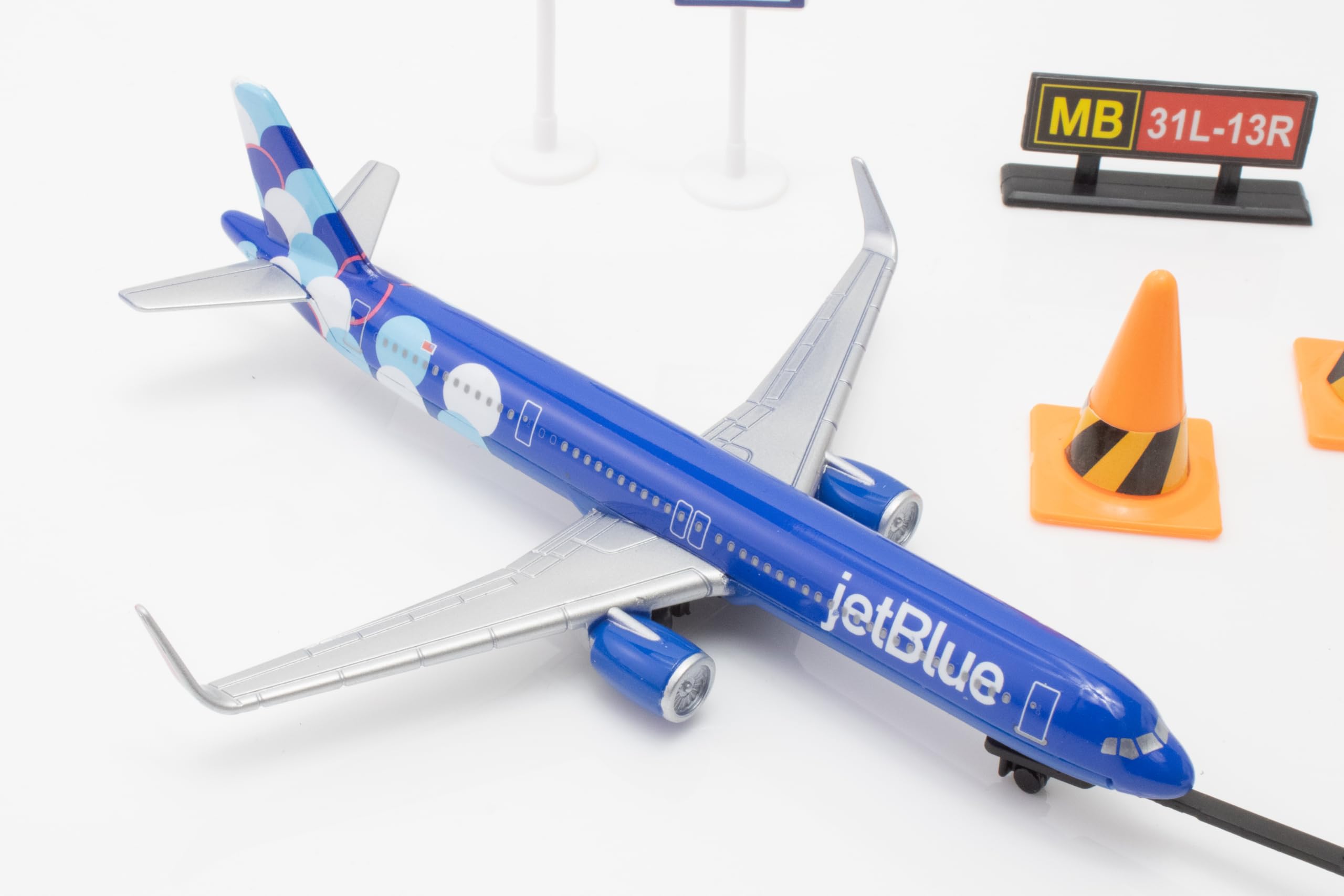 Daron 12-Piece jetBlue A321 Balloons Livery Airport Die-Cast Metal and Plastic Airplane, Vehicles, and Accessories Playset Toy and Collectible, for Age 3+ - Image 9