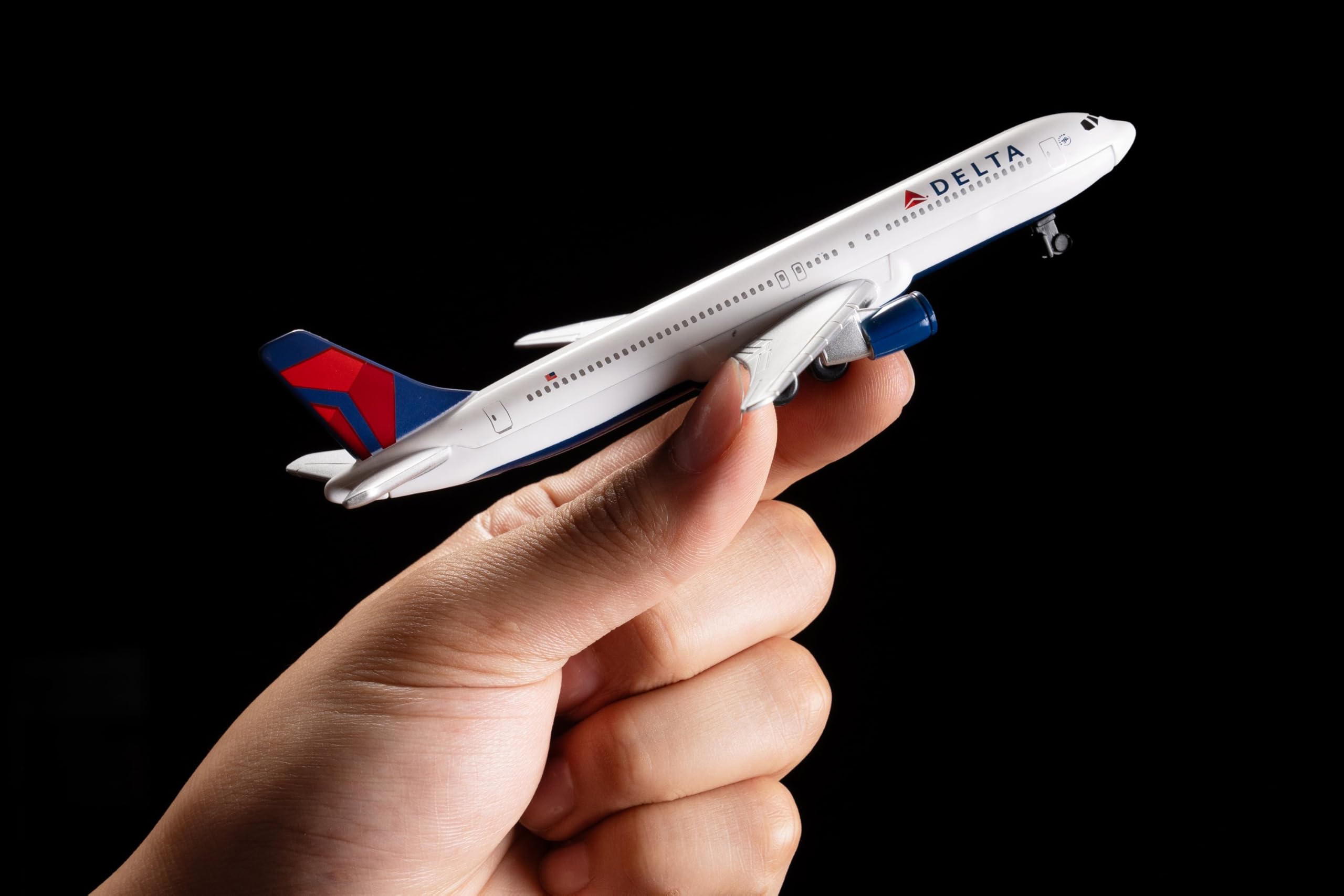Daron Toy Airplane – Delta Air Lines – Die-Cast Metal Model Airplane Toy with Plastic Parts for Kids Ages 3+ - Image 4