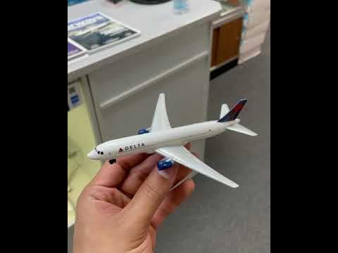 Daron Toy Airplane – Delta Air Lines – Die-Cast Metal Model Airplane Toy with Plastic Parts for Kids Ages 3+ - Image 8