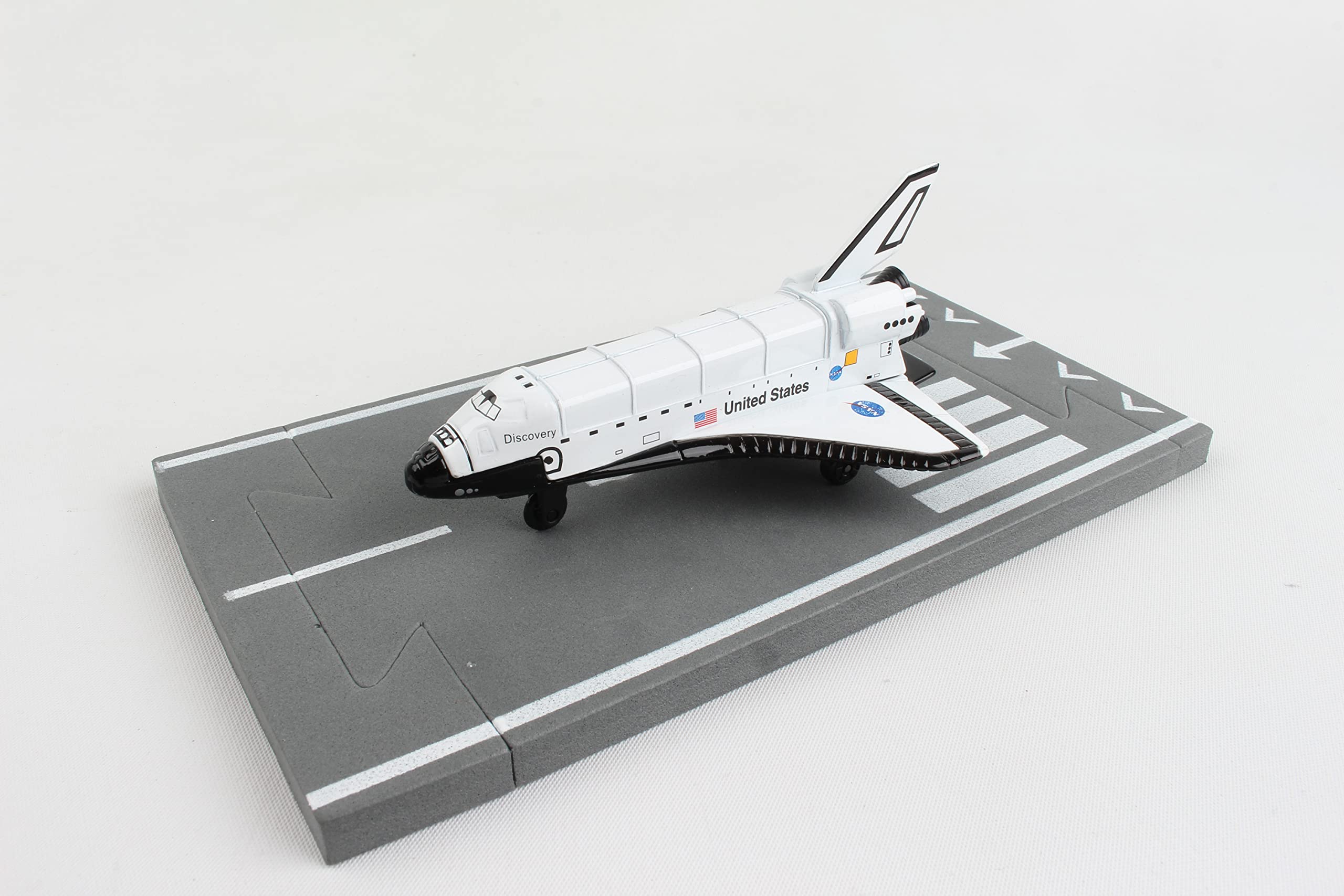 Daron Worldwide Trading Runway24 Space Shuttle Discovery Vehicle - Image 3